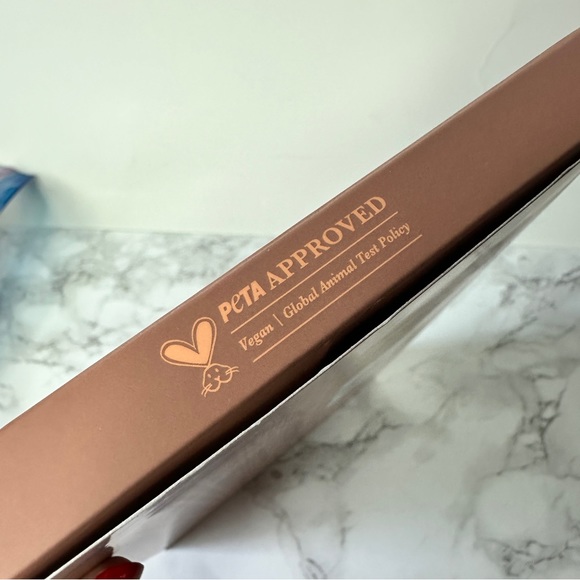 Ciatè Brazilian Glow Eyeshadow Palette
24-Pan Eyeshadow Palette - Picture 13 of 16